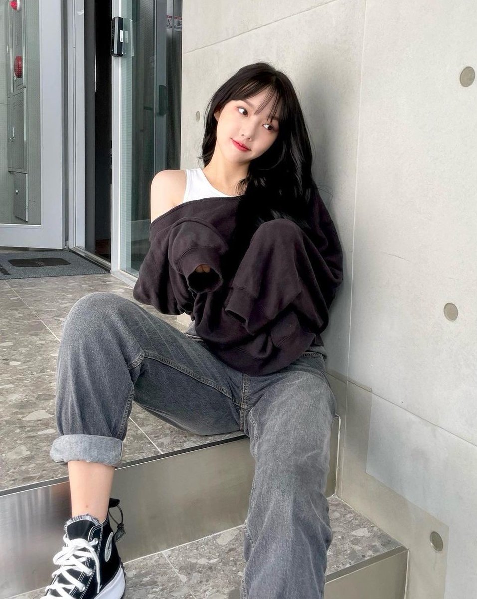 yerintopic's tweet photo. society needs sinrin selca in this look https://t.co/MWxmJrUPWz