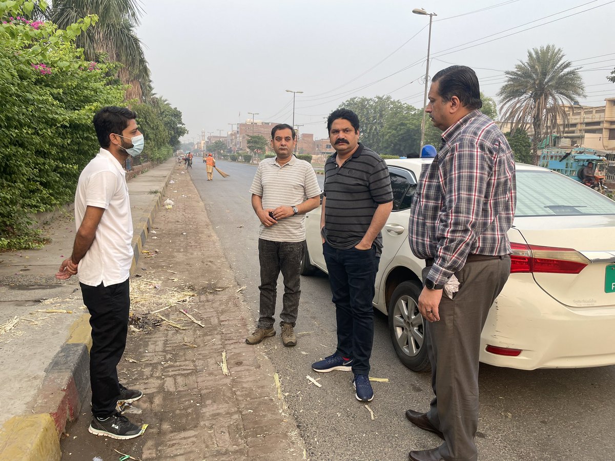 CeoFwmc's tweet photo. چیف ایگزیکٹیو آفیسر FWMC کاشف رضا اعوان کا علی الصبح صفائی انتظامات کے جائزہ کیلئے شہر کا دورہ۔افسران کو صفائی آپریشن مکمل ہونے تک فیلڈ میں موجود رہنے کی ہدایات جاری کی گئیں۔ https://t.co/ruqJmPVylJ