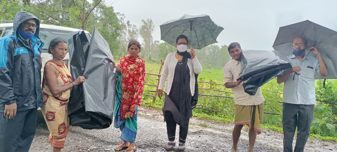 TSemiliguda's tweet photo. Distribution of polythene by Tahsildar Semliguda to "Gulab"cyclone affected families in Semliguda Tahsil. https://t.co/JVFQGTOzFp