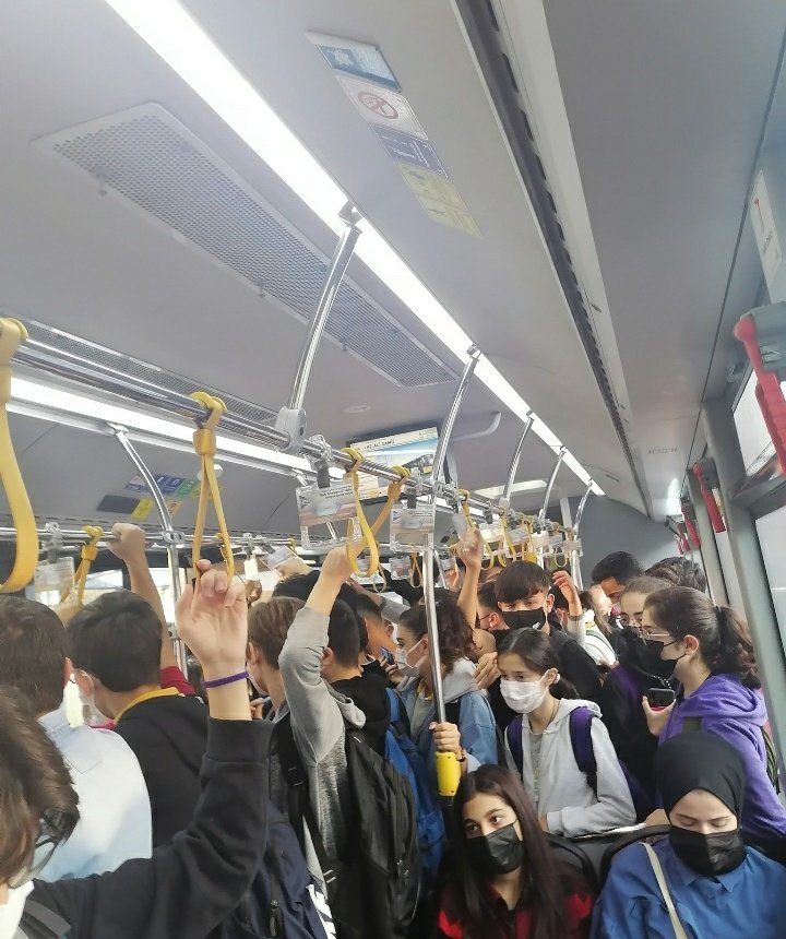 yatmak icin online istiyorsunuz diyen insanlar sadece bir gun ogrencilerin oldugu belediye otobuslerine binsinler 
 #KabineOnlineEğitimİstiyoruz