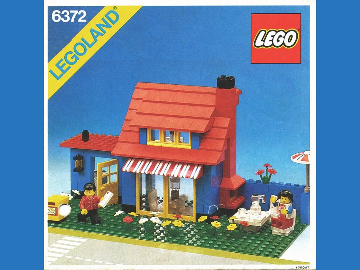 stubot's tweet image. This #SteenSigAndersen designed house was a childhood favourite and the striped canopy is such a nostalgic detail I taught myself to use @BrickLink’s #PartDesigner especially. I think the sticker/decal really helps make this model instantly recognisable.