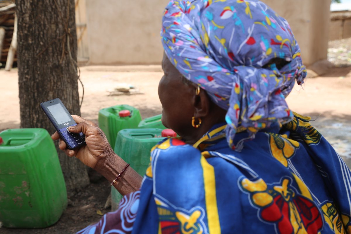 unicefmali's tweet photo. "Thanks to this money, I bought peanut seeds" - Aoua in Massala, southern #Mali. +5,000 women will receive 45000 CFA via mobile phones. 

Funded by @BMZ_Bund @KfW this joint project with @WFP &amp; @UNICEF provides cash transfers to support the most vulnerable during #COVID19. https://t.co/wLooH89aVX
