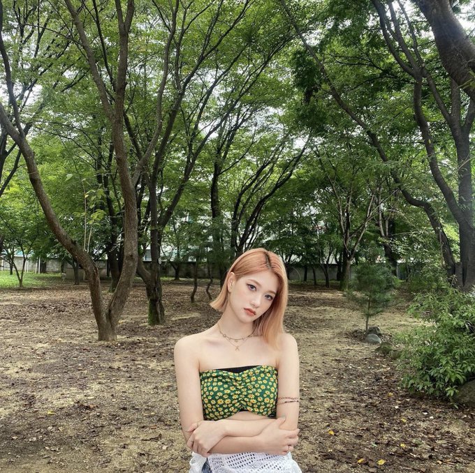 syelon's tweet photo. going out for a while to calm down and breathe fresh air from the trees is the best thing to do on the sidelines of busyness, even though I'm not there to go on a trip but I still feel happy. https://t.co/RTfG3ndSlY