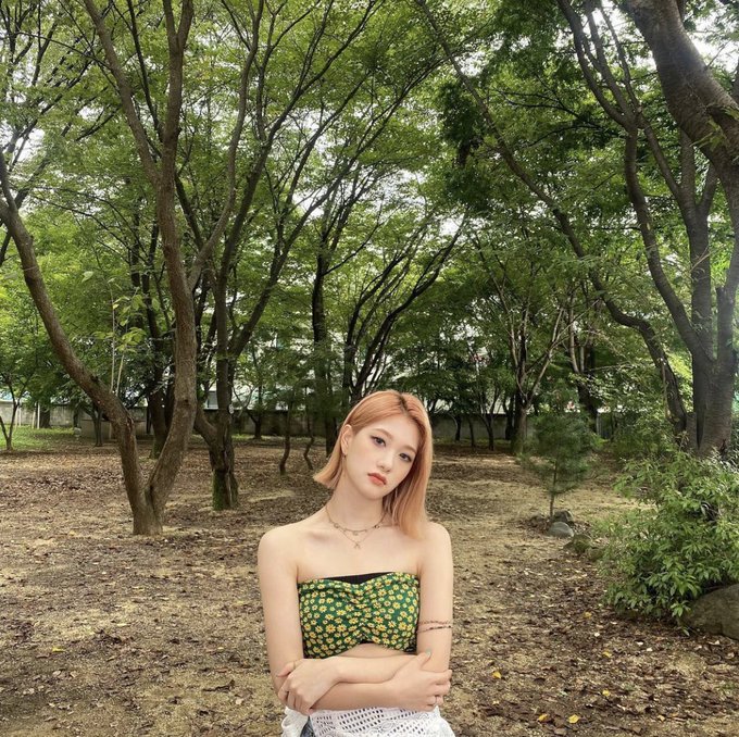 syelon's tweet photo. going out for a while to calm down and breathe fresh air from the trees is the best thing to do on the sidelines of busyness, even though I'm not there to go on a trip but I still feel happy. https://t.co/RTfG3ndSlY