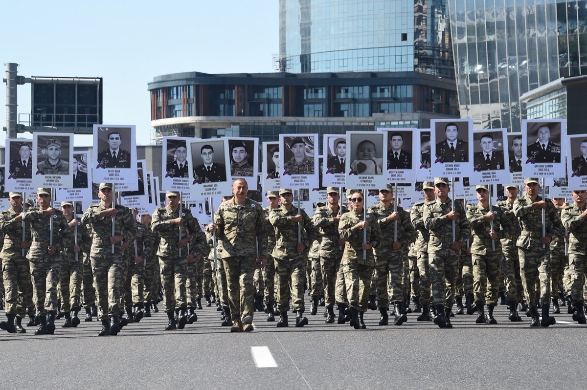 Vətən müharibəsi zamanı Azərbaycanın ərazi bütövlüyü uğrunda döyüşlərdə həlak olmuş əsgər və zabitlərimizə, qətlə yetirilən mülki vətəndaşlara və itkin düşmüş soydaşlarımıza ehtiram əlaməti olaraq Bakı şəhərində yürüş keçirilib.

27 sentyabr 2021
Anım Günü
bit.ly/3COLy4D