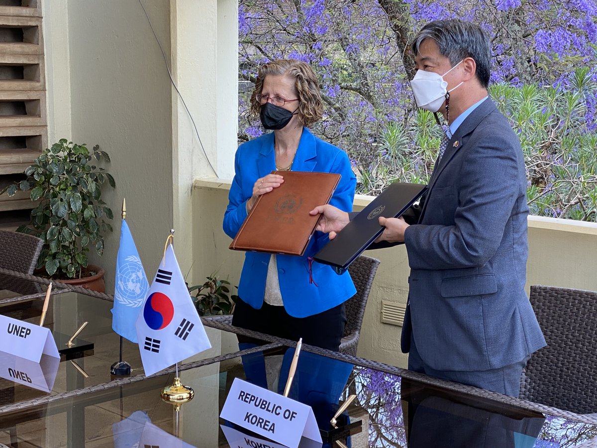 Inger Andersen (@andersen_inger) on Twitter photo As we head into #COP26, technology & finance are critical to support commitments under the Paris Agreement. Great pleasure to sign host country agreement with H.E Amb.<a href="/ChoiYeonghan/">Yeonghan Choi</a>, Republic of Korea🇰🇷 in support of strong collaboration with <a href="/UNFCCC_CTCN/">UN Climate Technology Centre and Network (CTCN)</a> on #climate technologies. As we head into #COP26, technology & finance are critical to support commitments under the Paris Agreement. Great pleasure to sign host country agreement with H.E Amb.<a href="/ChoiYeonghan/">Yeonghan Choi</a>, Republic of Korea🇰🇷 in support of strong collaboration with <a href="/UNFCCC_CTCN/">UN Climate Technology Centre and Network (CTCN)</a> on #climate technologies.