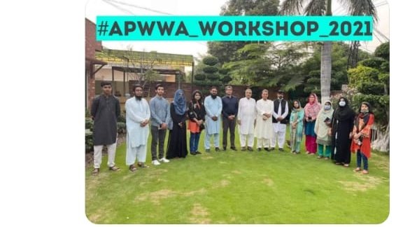 AleemaJabeen's tweet photo. 9اکتوبر 2021کو منعقد ہونے والی ورکشاپ میں ناصرف ملک بھر سے بلکہ ہمسایہ ممالک سے بھی نامور شخصیات شرکت فرمائیں گی اور اپنے لیکچرز سے اپووا تنظیم کے لکھاریوں اور صحافت میں دلچسپی لینے والے طلباء کو مستفید کریں گے۔ان شاء اللّٰہ
#Apwwa workshop 2021
@Apw_wa1 https://t.co/Ab5TItXSy9