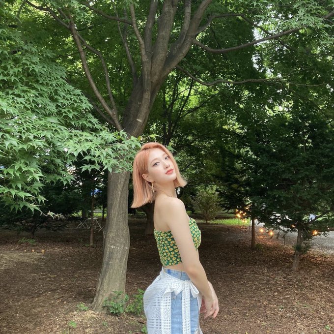 syelon's tweet photo. the weather and scenery are very beautiful, but the woman in the photo is no less beautiful, in fact she makes the scenery around her look even more beautiful and fresh because of her presence filled with grace. https://t.co/B2NpKE2JmN