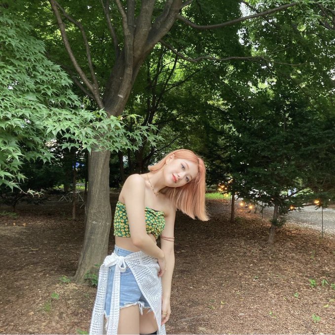 syelon's tweet photo. the weather and scenery are very beautiful, but the woman in the photo is no less beautiful, in fact she makes the scenery around her look even more beautiful and fresh because of her presence filled with grace. https://t.co/B2NpKE2JmN