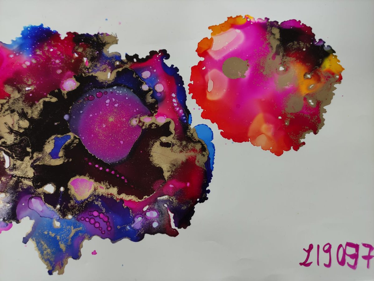 OctopusConcept's tweet photo. Durch einen Zufall haben wir 2019 die Alkoholtinten für uns entdeckt. Seitdem haben wir unser Farbangebot deutlich ausgebaut: 50 verschiedene Alcoholinks, 37 verschiedene Resin Inks

Natürlich testen wir unsere Farben, hier seht ihr das 1. Bild, welches je gemalt wurde. 01/2019 https://t.co/jo4wXoYKKD