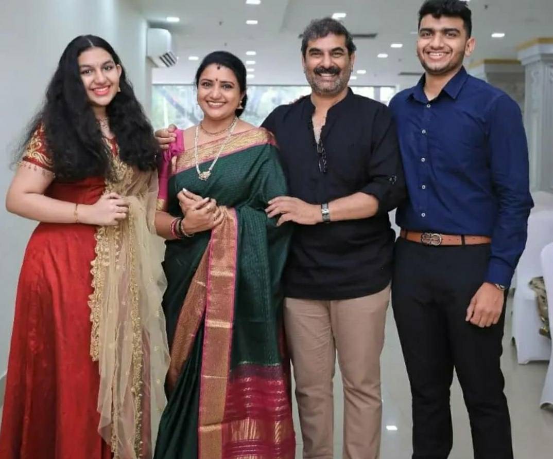 Cinimall's tweet image. #Cute #Family #Fablous #Photo ❤👌🔥

#Cinimall #Kannada #actor #actress