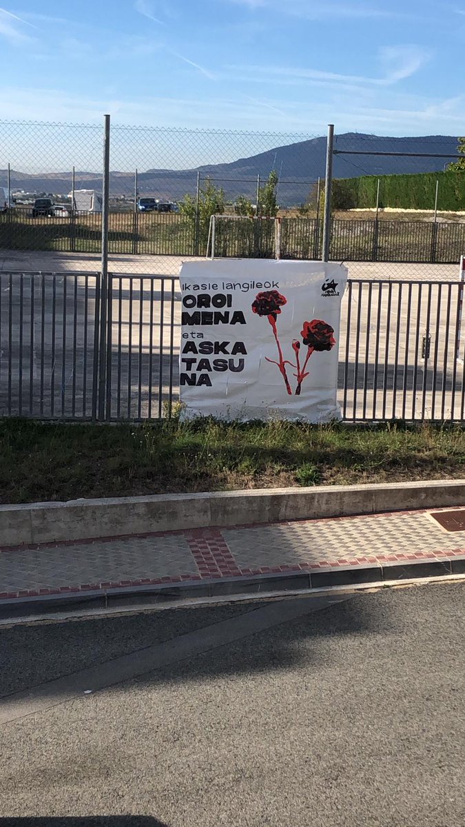 IAS_irunerria's tweet photo. Ikasle langileok oroimena eta askatasuna! ✊🌹 https://t.co/ZtI0eZBvHB