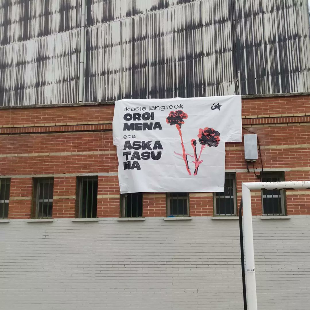 IAS_irunerria's tweet photo. Ikasle langileok oroimena eta askatasuna! ✊🌹 https://t.co/ZtI0eZBvHB