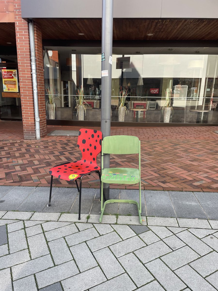Shieldmaid8's tweet photo. Somone in #Barsinghausen had the great idea to put old chairs around the shopping area for rest and chat. #SmallActBigDifference https://t.co/GodYF8y7ae