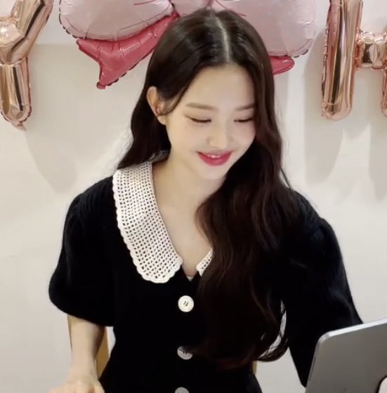 wonyoungpics's tweet photo. she has such a sweet smile https://t.co/CRMiLIkBiH