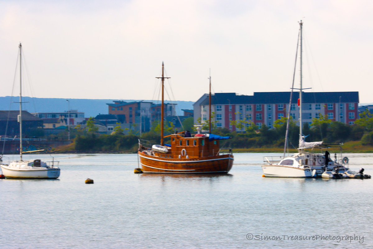 Simon_Treasure's tweet photo. Yesterday at Holes Bay and sandbanks, Poole Dorset. The wooden boat is called Flapper #holesbay #sandbanks #twinsailsbridge #boats #seacape #landscape #poole #sailboarding #kitesurfing #sea #sailing #dorset #canon #canonphotography https://t.co/n0T7BfXlfc