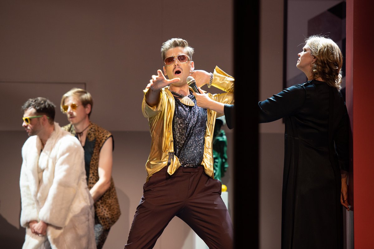 Last week we opened Ariadne auf Naxos at the Salzburger Landestheater. I remember thinking <a href="/RoyalAcadMusic/">Royal Academy of Music</a> that Harlekin would be a fun role to do - and it really was! Here’s me doing Harlekin doing Elvis... 
<a href="/ssartists/">Steven Swales Artists</a>

©️Anna Löffelberger
