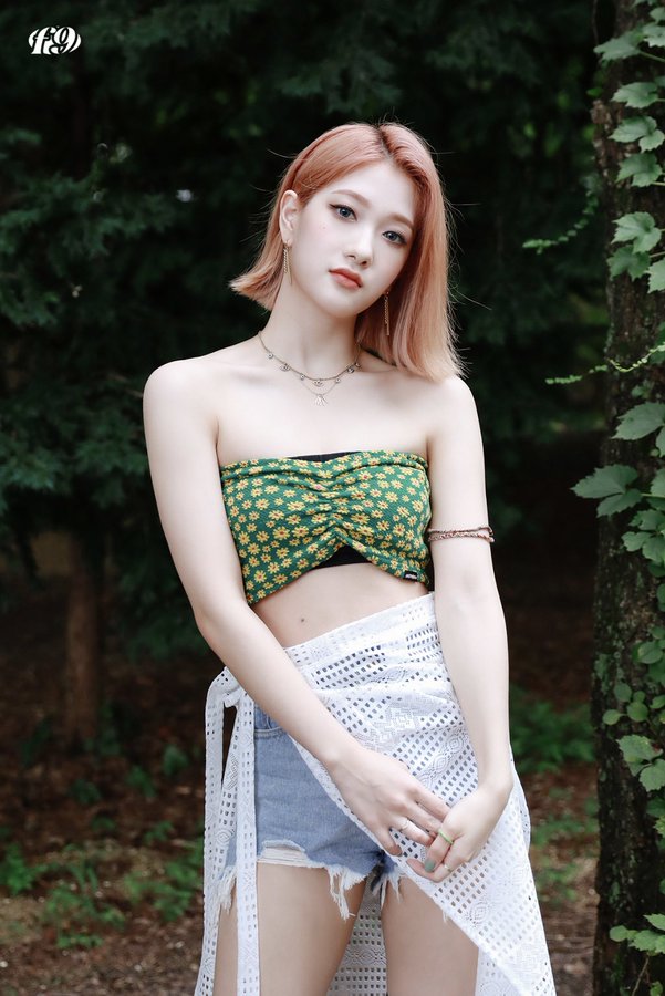 syelon's tweet photo. beautiful girl with short pink hair looks very attractive and charming, her beauty is very pure and admirable. it's like the goddess of beauty gives all the blessings to herself so she always looks beautiful everywhere. https://t.co/wf6gGb1Ste