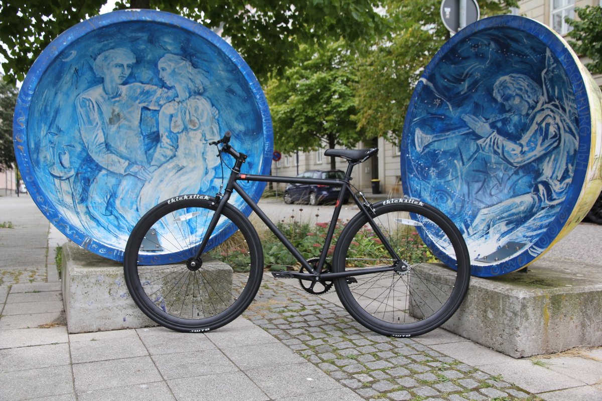 Radmitte's tweet photo. Minimalistisch, schnell und agil!

Das ist das @FujiBikes Declaration.

Gibt´s hier: https://t.co/xwcNFqjDgm

#radmitte #magdeburg #sachsenanhalt #fuji #singlespeed #fixie #radfahren #fahrradfahren #bikestore #rideon #verkehrswende

(unbezahlte Werbung wegen Markennennung) https://t.co/b7WpLSHMtp