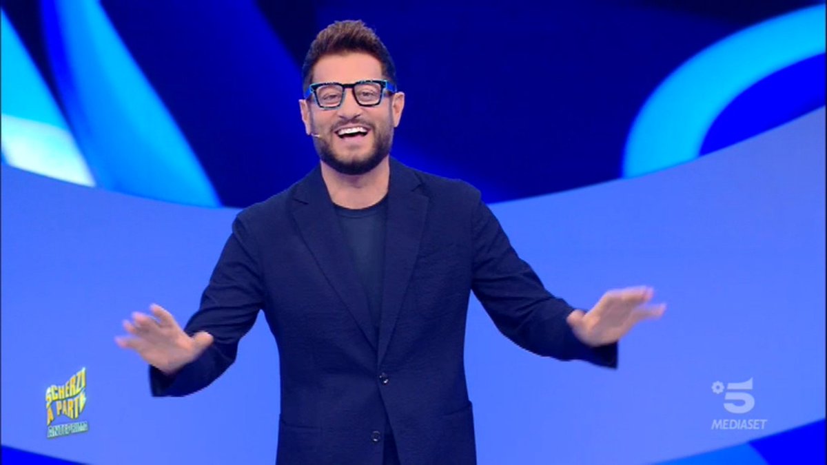tv_ascolti's tweet photo. #AscoltiTV 📺📊 Domenica 26 Settembre 

#ScherziAParte cresce e vince la serata degli ascolti tv della domenica, la terza puntata ha registrato 3.043.000 telespettatori con uno share del 17.3% https://t.co/wI3Lgg8SYJ