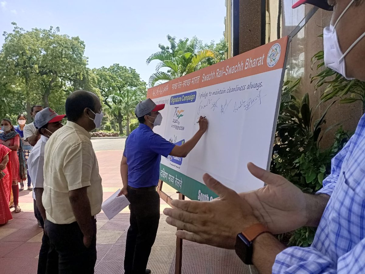 srdme_hyb's tweet photo. S C Railway, Hyderabad Division has organized Swachhta Pledge &amp; Signature Campaign during Swachhta Pakhwara at Hyderabad Bhavan on 16-09-2021 to commemorate the 75th Independence Day Azadi ka Amrit Mahotsav. DRM/HYB, ADRM/I, ADRM/O and all the Officers &amp; Staff have participated. https://t.co/DAdpJD2ZaF
