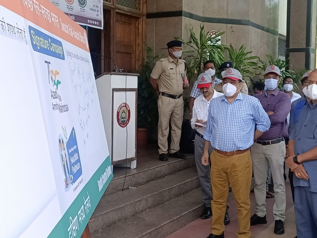 srdme_hyb's tweet photo. S C Railway, Hyderabad Division has organized Swachhta Pledge &amp; Signature Campaign during Swachhta Pakhwara at Hyderabad Bhavan on 16-09-2021 to commemorate the 75th Independence Day Azadi ka Amrit Mahotsav. DRM/HYB, ADRM/I, ADRM/O and all the Officers &amp; Staff have participated. https://t.co/DAdpJD2ZaF
