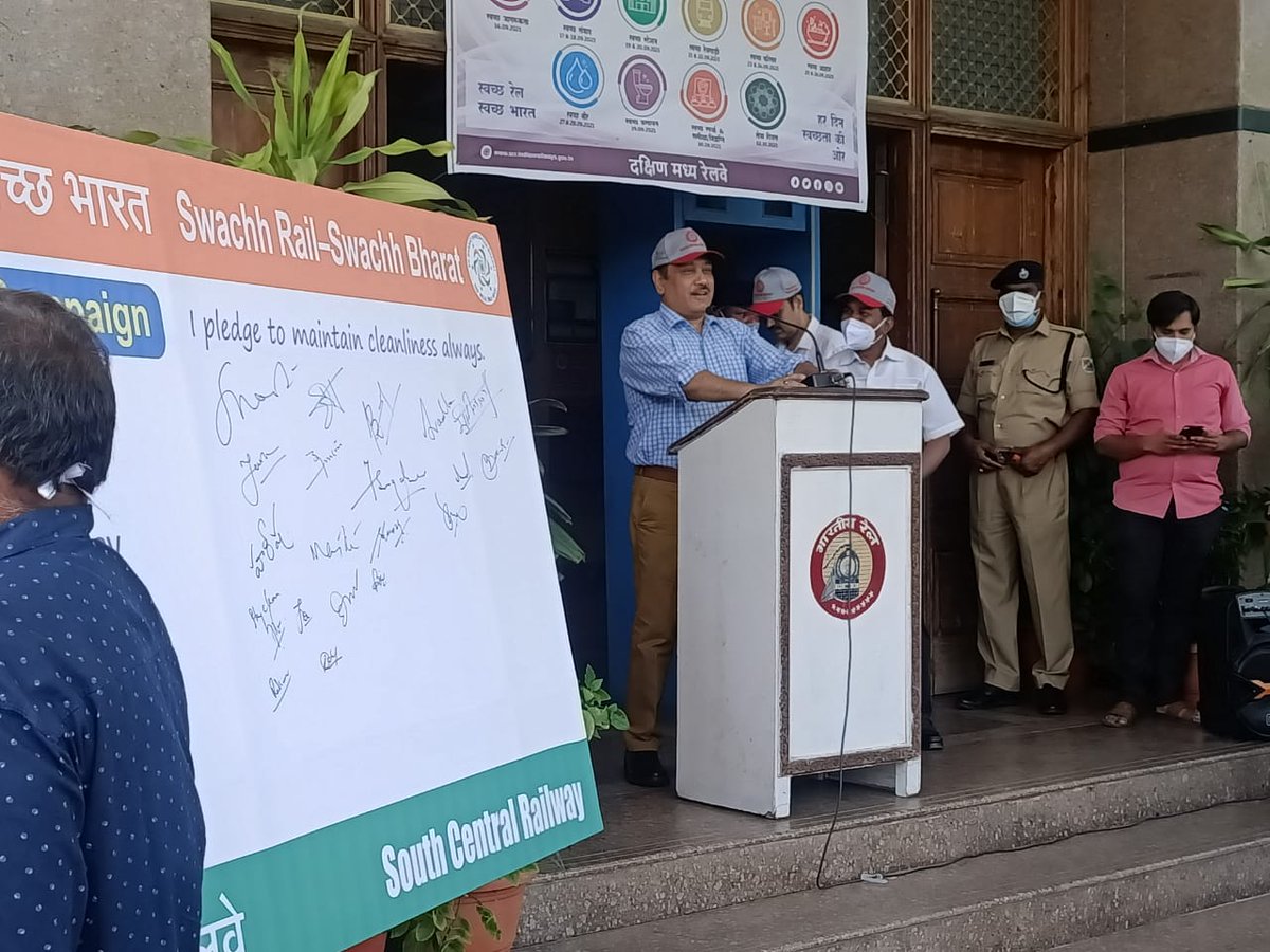 srdme_hyb's tweet photo. S C Railway, Hyderabad Division has organized Swachhta Pledge &amp; Signature Campaign during Swachhta Pakhwara at Hyderabad Bhavan on 16-09-2021 to commemorate the 75th Independence Day Azadi ka Amrit Mahotsav. DRM/HYB, ADRM/I, ADRM/O and all the Officers &amp; Staff have participated. https://t.co/DAdpJD2ZaF