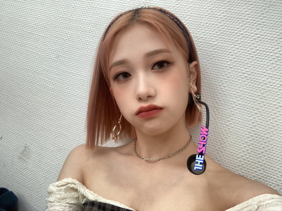 syelon's tweet photo. I deliberately pursed my lips to take a selfie, do I look really cute? I find it very cute using this pose!. https://t.co/0P9o7bPCrr
