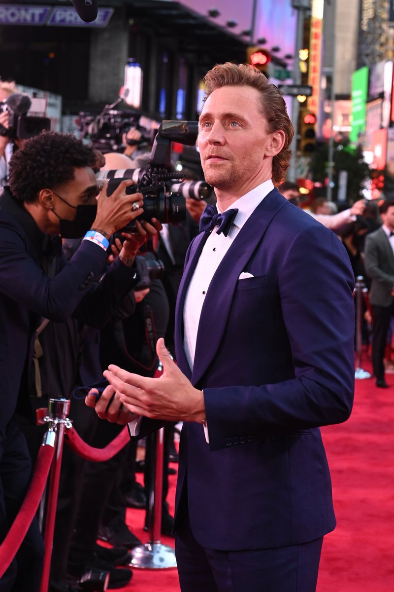 LokisNokia's tweet photo. NO CHEATING your last saved celebrity picture is your therapist so who is it? 

Same pic lol. https://t.co/l0UFIKZjLO
