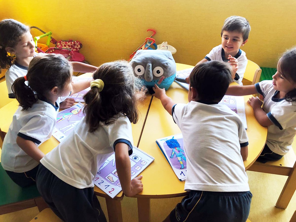 Colegio_Helade's tweet photo. Esta semana, en Infantil, hemos presentado a las mascotas que nos van a acompañar durante todo este curso: Rita, Roto, Rizos, Muti y Mr. Chat 🤖

Con ellas compartimos proyectos, retos, juegos, aprendizajes... ¡No encontraremos un compañero mejor para recorrer este camino juntos! https://t.co/oL9nery6zC