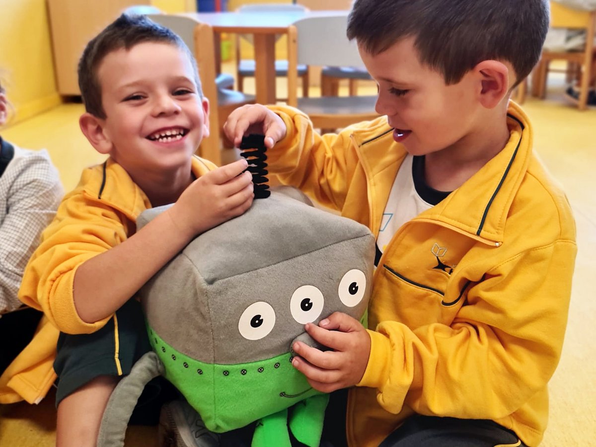 Colegio_Helade's tweet photo. Esta semana, en Infantil, hemos presentado a las mascotas que nos van a acompañar durante todo este curso: Rita, Roto, Rizos, Muti y Mr. Chat 🤖

Con ellas compartimos proyectos, retos, juegos, aprendizajes... ¡No encontraremos un compañero mejor para recorrer este camino juntos! https://t.co/oL9nery6zC