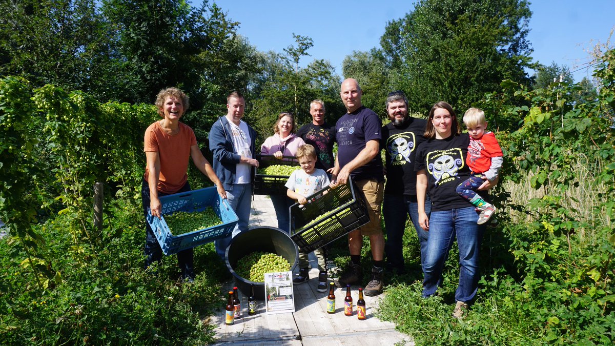 VSA_Almere's tweet photo. Namens onze Facebookgroep Samen Sporten Almere sponsoren wij de hoptuin van @BrouwerijStijl 

Zie hier een foto van de hop plukkers tijdens de eerste oogstdag van dit seizoen. 

Met dit hop wordt dus o.a. het heerlijke en duurzame Ally Pale Ale gebrouwen. 👍☘️😋🍻 https://t.co/GrZBIdPgWF