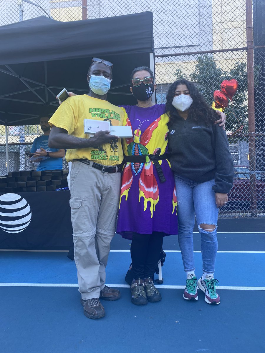 SmallBizzyBone's tweet photo. I want to give a thank you to 🧑🏽⚕️Nurse Johnson for inviting us (we met back at the Hero’s Parade 🤩)
Thank you #CWSWireless very own twins Ariel & Palevi for coming out to assist
+ @JenAndujarNYC & @NicholasBakari outside on a weekend making sure #Firsnet comes First🚨🚨🚨 https://t.co/BHTMMfjfWw