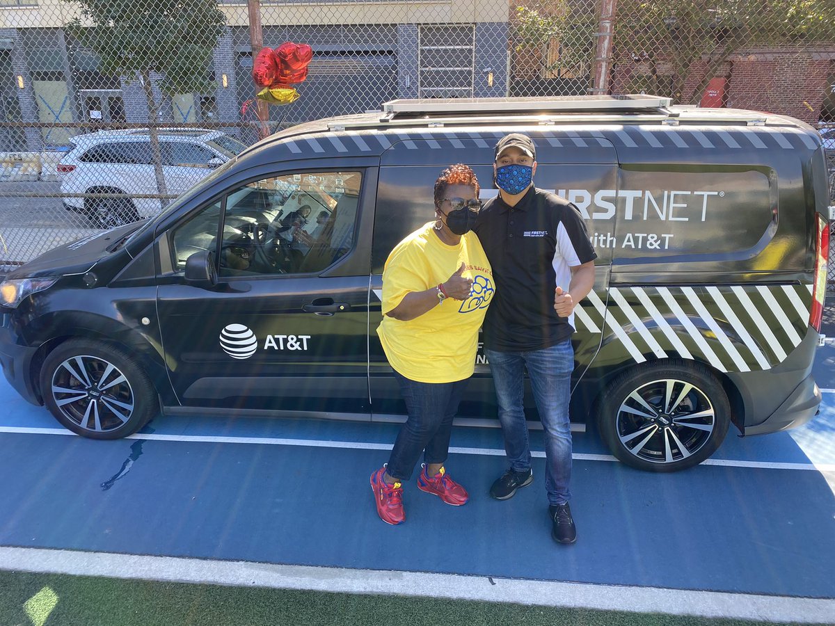 SmallBizzyBone's tweet photo. I want to give a thank you to 🧑🏽⚕️Nurse Johnson for inviting us (we met back at the Hero’s Parade 🤩)
Thank you #CWSWireless very own twins Ariel & Palevi for coming out to assist
+ @JenAndujarNYC & @NicholasBakari outside on a weekend making sure #Firsnet comes First🚨🚨🚨 https://t.co/BHTMMfjfWw