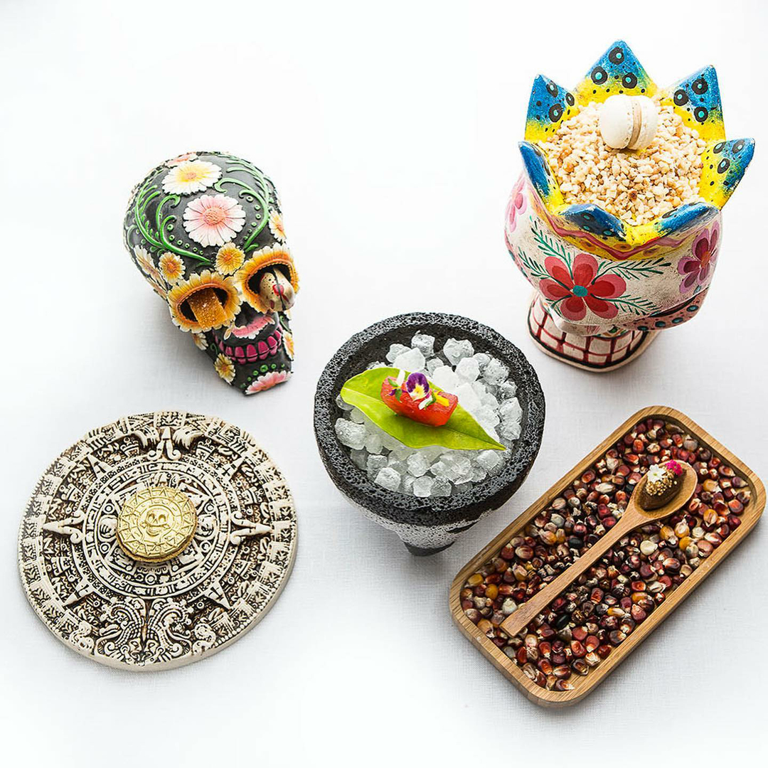 RteCanSimoneta's tweet photo. Los petits fours &amp; chuches 

Desde los snacks con recuerdos de un tradicional desayuno ranchero hasta el chile de nogada con un viaje a la fiesta nacional, el menú discurre por la sabiduría culinaria mejicana con base de productos mallorquines. 
@davidmorenochef @cansimoneta_re https://t.co/rvZXb6ltmm