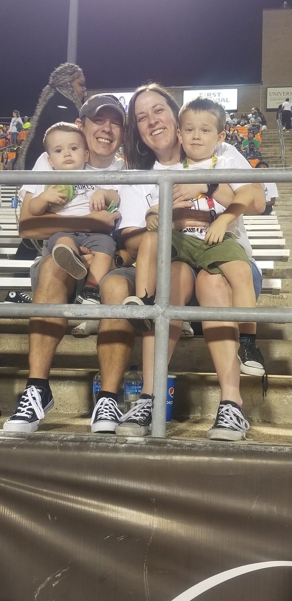 marcusdforney's tweet photo. During the Hornet FB game I saw an amazing &amp; beautiful family that works in the district. The Smiley crew! I see now why their last name is Smiley. They're all smiles! #BuildingChampions #HISDHornets #HornetIMPACT #StingEm #TODAYISTHEDAY #TURNTHETIDE #TAKINGITTOTHENEXTLEVEL https://t.co/AedCESMEZe