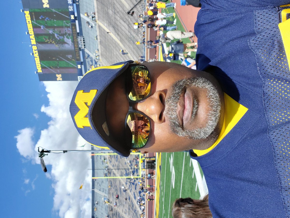 bohanan94's tweet photo. Great being in the Big House for homecoming! But I need better play from my Wolverines! Go Blue! Also @jamesyoder rocks best Michigan wolverines information! Prove me wrong!#michiganfootball #Ronniebell @JamesYoder https://t.co/VVw7Qvs4S5