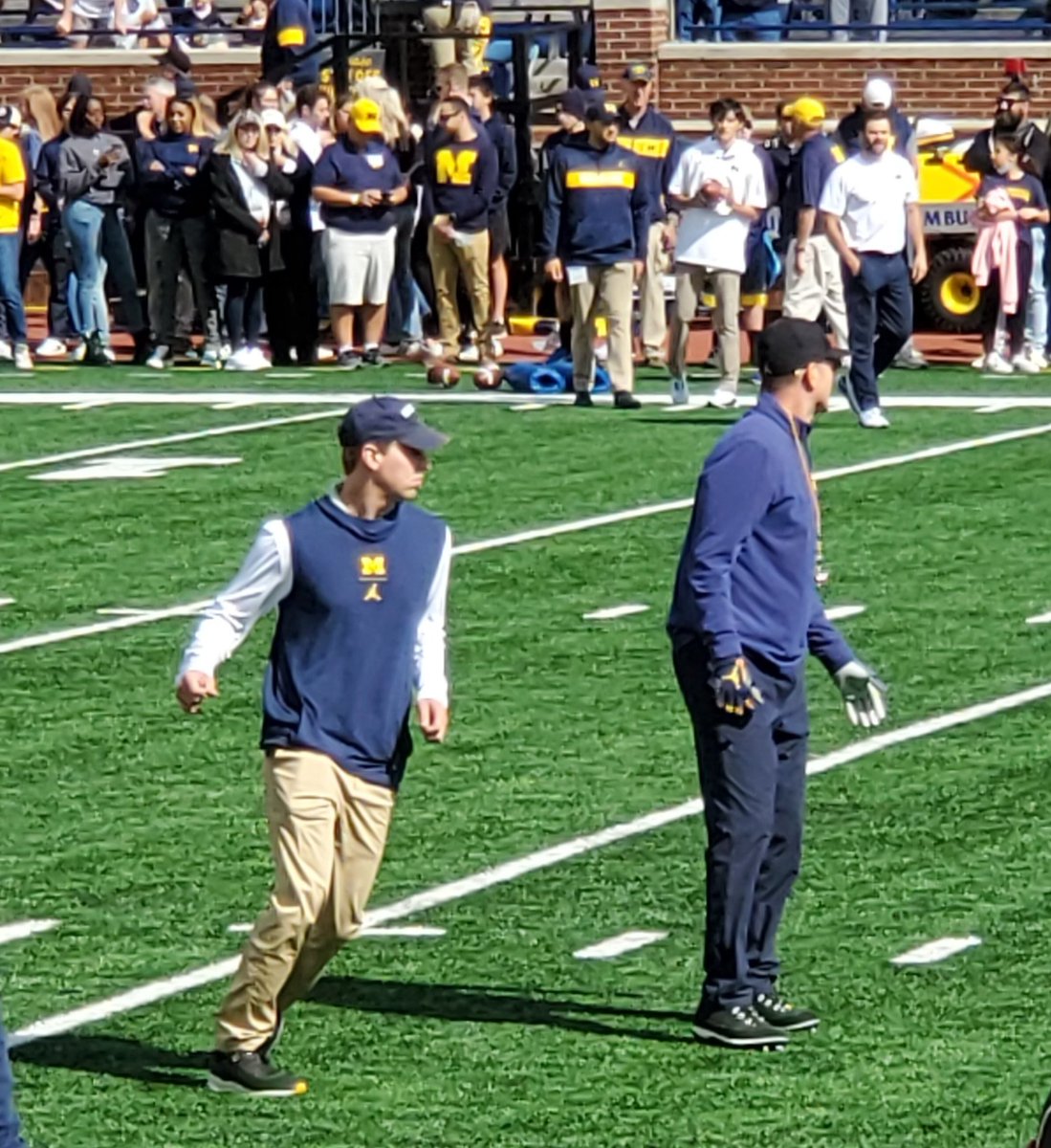 bohanan94's tweet photo. Great being in the Big House for homecoming! But I need better play from my Wolverines! Go Blue! Also @jamesyoder rocks best Michigan wolverines information! Prove me wrong!#michiganfootball #Ronniebell @JamesYoder https://t.co/VVw7Qvs4S5