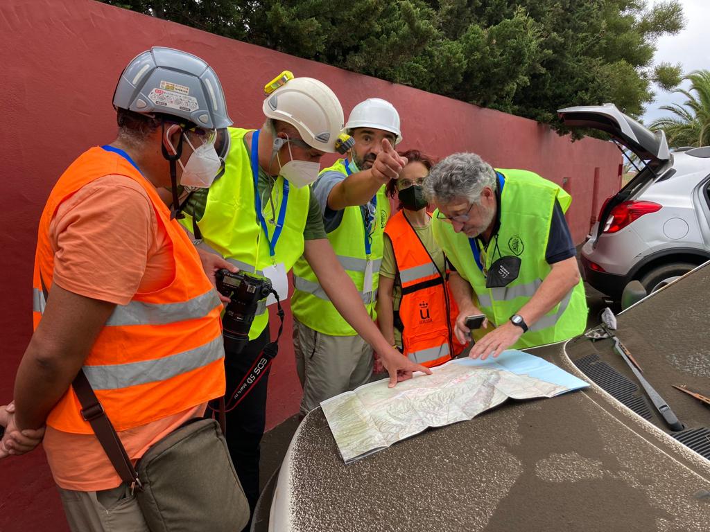 URJCcientifica's tweet photo. Un grupo de investigación de la @urjc y la @unicomplutense colabora con el @IGNSpain en los trabajos geológicos de campo durante la erupción del volcán de La Palma
#VolcanLaPalma #ErupcionenLaPalma #volcanCumbreVieja https://t.co/He8T5NpoBk