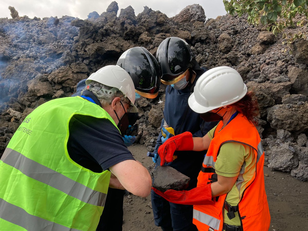 URJCcientifica's tweet photo. Un grupo de investigación de la @urjc y la @unicomplutense colabora con el @IGNSpain en los trabajos geológicos de campo durante la erupción del volcán de La Palma
#VolcanLaPalma #ErupcionenLaPalma #volcanCumbreVieja https://t.co/He8T5NpoBk