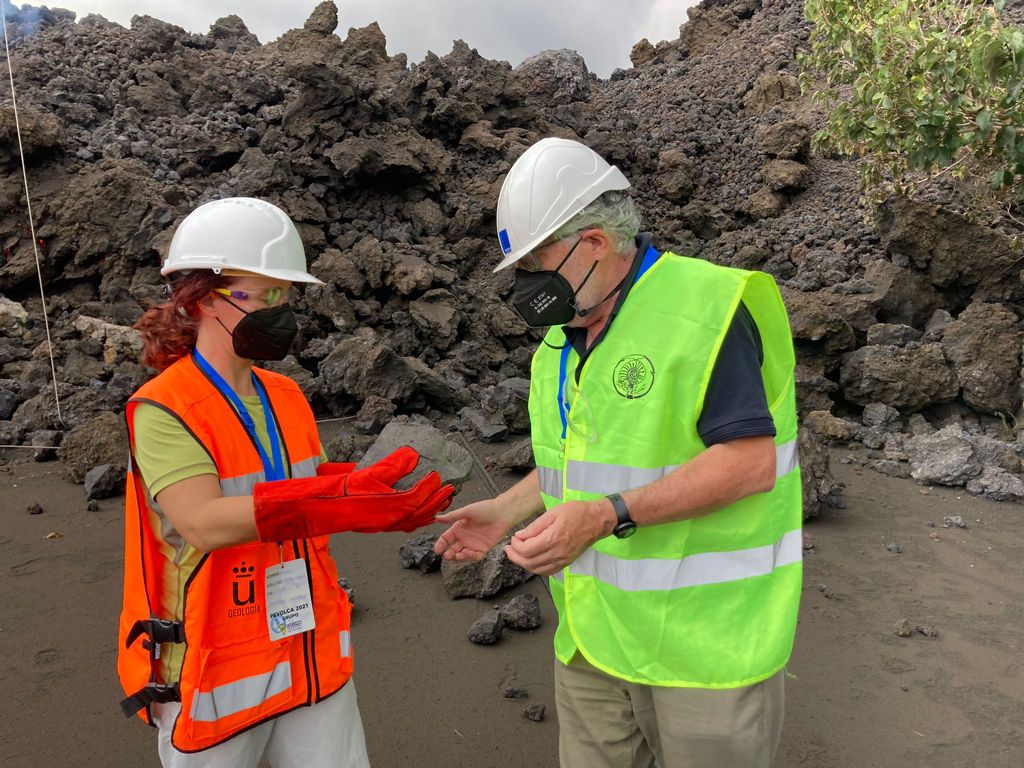 URJCcientifica's tweet photo. Un grupo de investigación de la @urjc y la @unicomplutense colabora con el @IGNSpain en los trabajos geológicos de campo durante la erupción del volcán de La Palma
#VolcanLaPalma #ErupcionenLaPalma #volcanCumbreVieja https://t.co/He8T5NpoBk