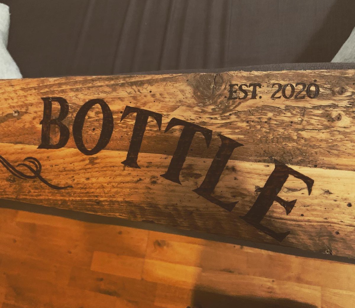 burnbubbaburn's tweet photo. Repurposed wood commission for garden pub sign.
Oiled and ready to go.

#woodburning #pyrography #upcycle #repurposedwood #bar #pub #diy https://t.co/ifl7oG06hT