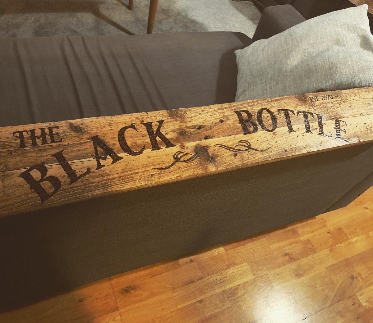 burnbubbaburn's tweet photo. Repurposed wood commission for garden pub sign.
Oiled and ready to go.

#woodburning #pyrography #upcycle #repurposedwood #bar #pub #diy https://t.co/ifl7oG06hT