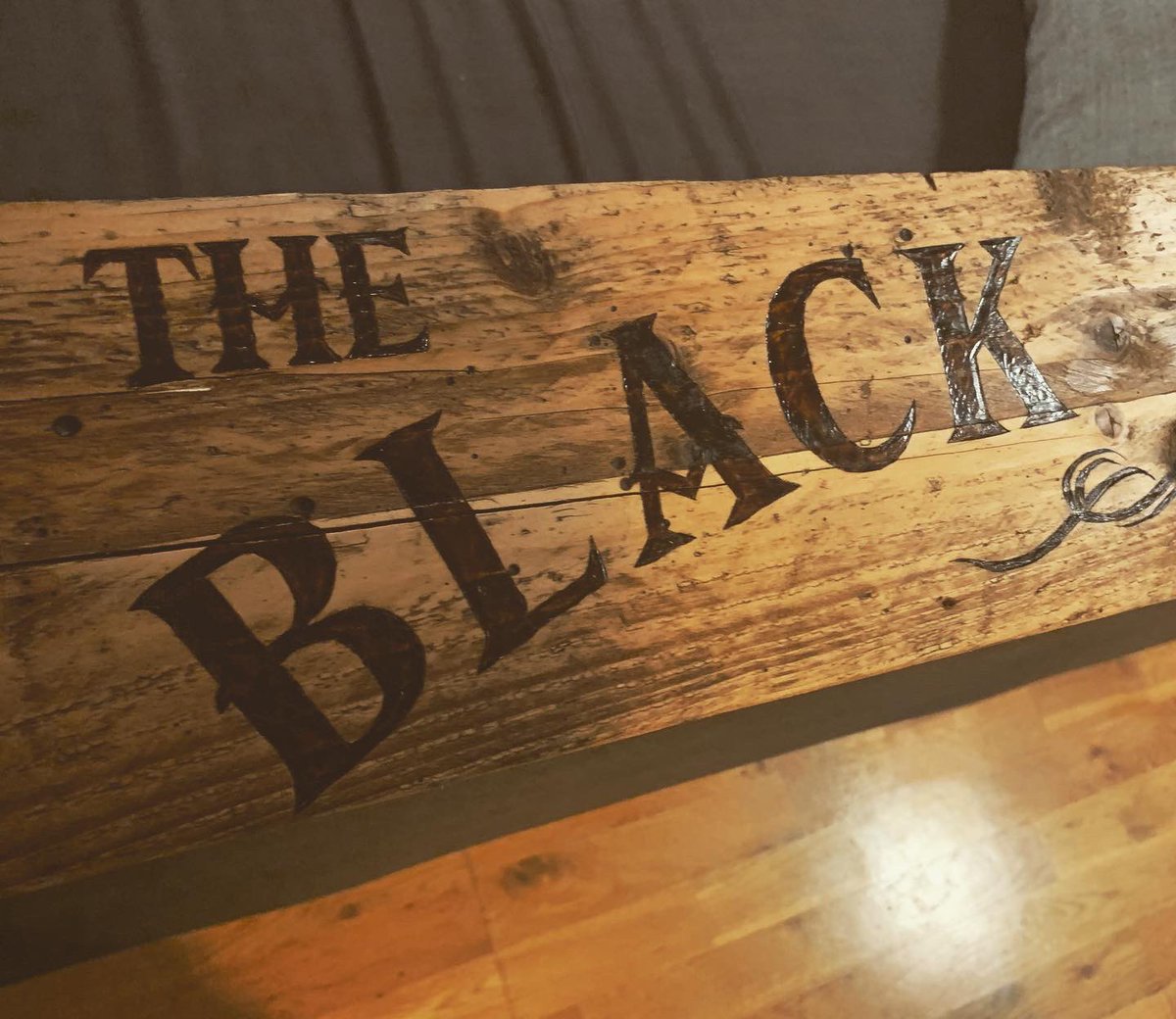 burnbubbaburn's tweet photo. Repurposed wood commission for garden pub sign.
Oiled and ready to go.

#woodburning #pyrography #upcycle #repurposedwood #bar #pub #diy https://t.co/ifl7oG06hT