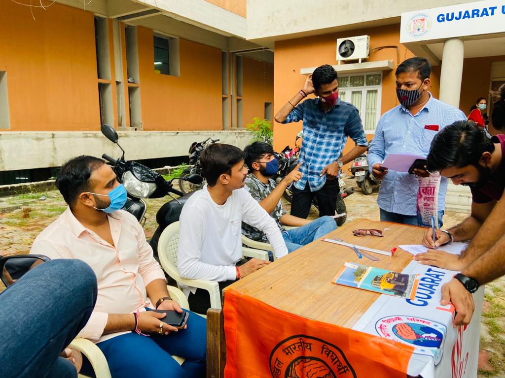 ABVPAhmedabad's tweet photo. અખિલ ભારતીય વિદ્યાર્થી પરિષદ દ્વારા તારીખ 27/09/2021 થી જી.બી શાહ કોલેજ અને ગુજરાત યુનિવર્સિટી ખાતે પ્રવેશ માટે આવતા વિદ્યાર્થીઓ માટે  હેલ્પડેસ્ક ચાલુ કરવામાં આવ્યું.

#abvp #abvpgujarat #abvpvoice  #abvpforsociety #abvpfornation  #abvpindia #abvpforstudents  #abvpforeducation https://t.co/56eF9zQqfJ