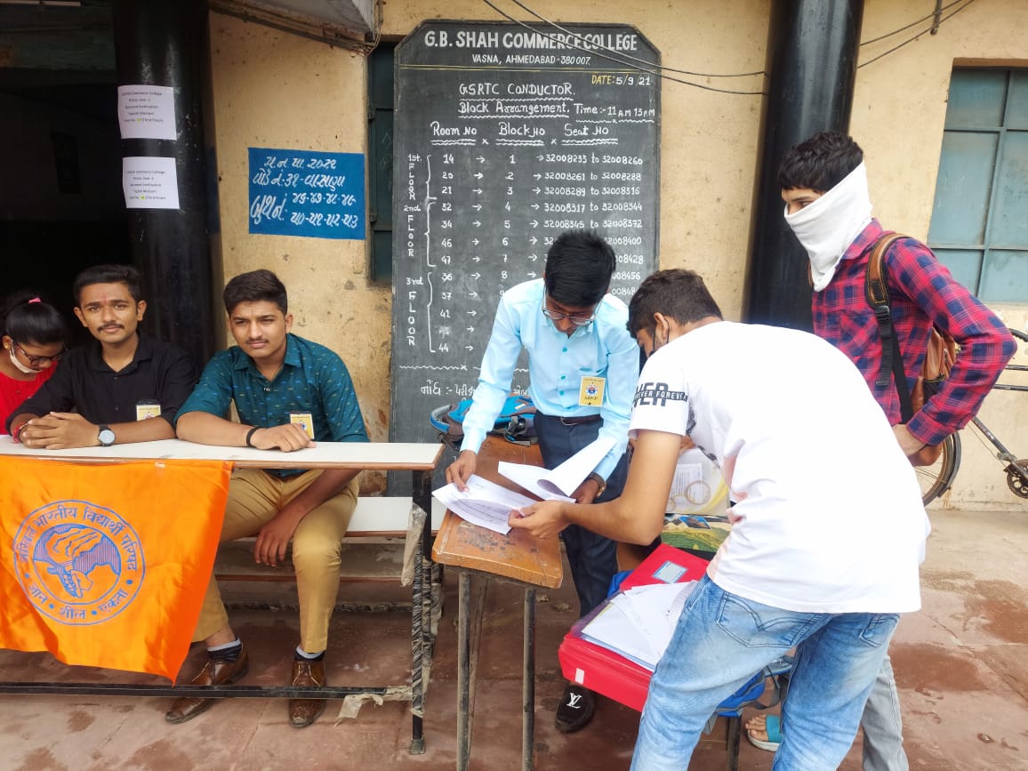 ABVPAhmedabad's tweet photo. અખિલ ભારતીય વિદ્યાર્થી પરિષદ દ્વારા તારીખ 27/09/2021 થી જી.બી શાહ કોલેજ અને ગુજરાત યુનિવર્સિટી ખાતે પ્રવેશ માટે આવતા વિદ્યાર્થીઓ માટે  હેલ્પડેસ્ક ચાલુ કરવામાં આવ્યું.

#abvp #abvpgujarat #abvpvoice  #abvpforsociety #abvpfornation  #abvpindia #abvpforstudents  #abvpforeducation https://t.co/56eF9zQqfJ