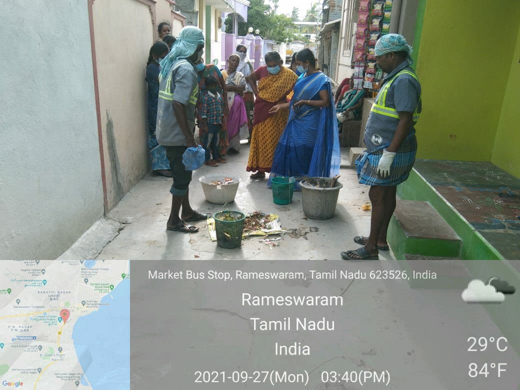 RameswaramMpty's tweet photo. @SwachhBharatGov Kachra Alag Karo Amrit Diwas Door to door triggering by groups of Swachhagrahis in Ward -02 Market Street in Rameswaram Municipality https://t.co/M2lA8i250t