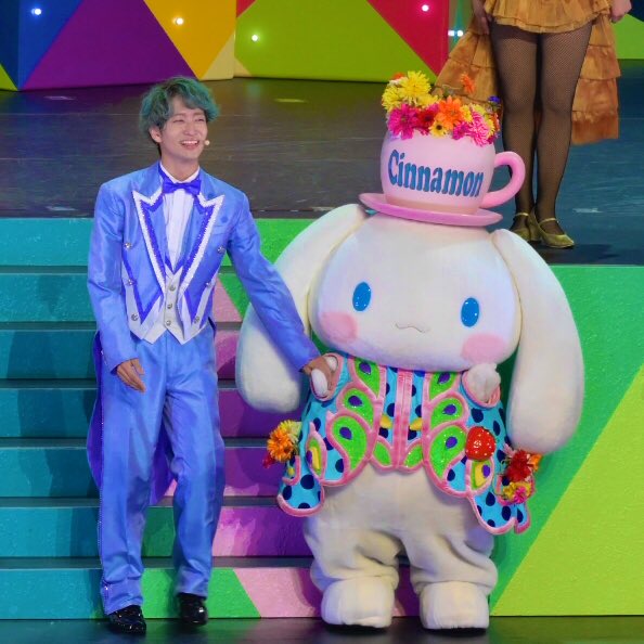 mimmi47jin's tweet photo. おにいさんとおててつないで幕が引かれるまで反対側のおててをしっかりと振っていてくれました❤️
#シナモロール #FromHelloKitty #ステアラ https://t.co/eBDancKLMS