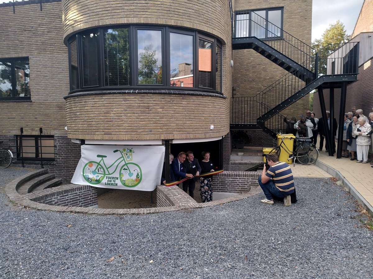 KampC_be's tweet photo. 👏 Het huis van Bockstal werd vrijdag plechtig ingehuldigd in #Vorselaar. Zonnige Kempen renoveerde deze oude dokterswoning tot 6 #energiezuinige appartementen voor haar huurders.
#enleb @InterregVLANED https://t.co/6LgLwC6OG1