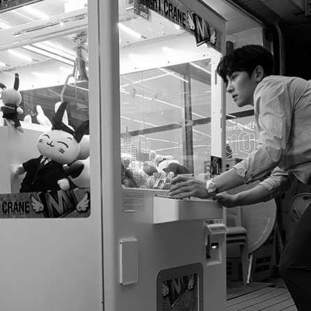 francejcw's tweet photo. [Jichangwook Instagram] "Déterminé à en attraper une #Attraper #UnePeluche #Détermination #Tu #EsÀMoi #Epilogue "(13.06.17) https://t.co/RAE1X6GB19